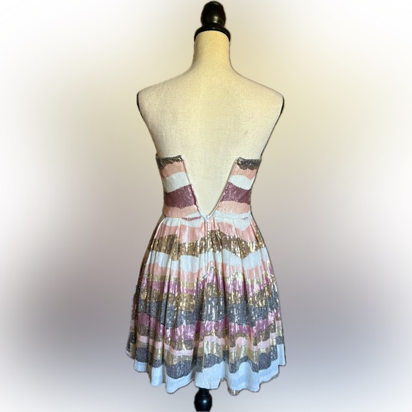 SHIMMERY WAVES STRAPLESS MINI DRESS - Picture 2 of 5